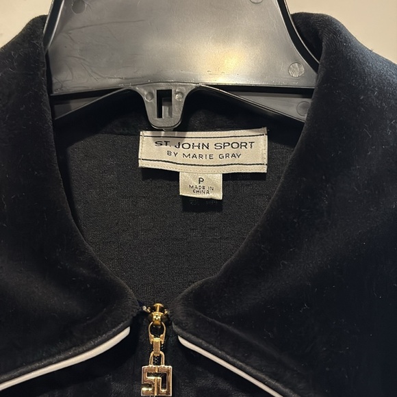 St. John Sport Black Blazer with Peter Pan Collar - Picture 4 of 6